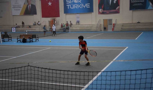 12 Yaş Yaz Kupası Tenis Turnuvası devam ediyor