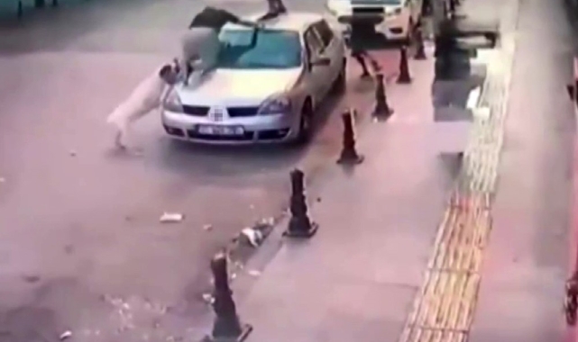 2 genç, köpek saldırısından aracın üzerine çıkarak kurtuldu