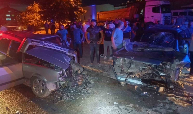 2 otomobil kafa kafaya çarpıştı, 1 yaralı