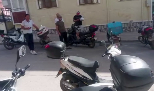 25 yerden aynı anda sipariş verildi, evin önünde kuryeler toplandı