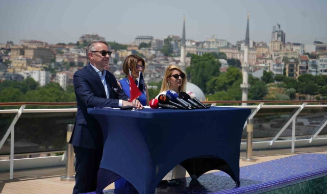 333 metre uzunluğundaki dev kruvaziyer gemi İstanbul'a demir attı