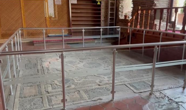 4 imparator taç giydi, o bölüm hala korunuyor