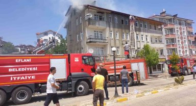 4 katlı binadaki yangın paniğe sebep oldu