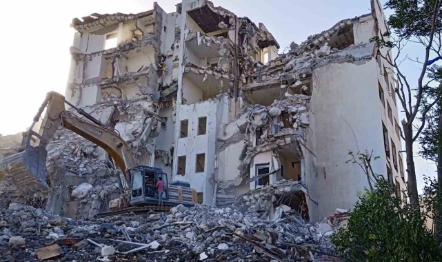 40 yıllık belediye binasının yıkımı devam ediyor