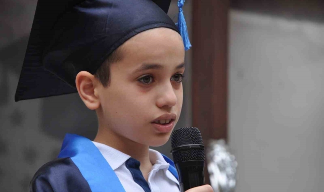 4'üncü sınıf öğrencilerin mezuniyet töreninde veliler gözyaşlarını tutamadı