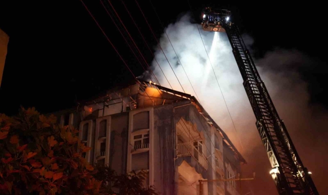 5 katlı apartmanda çıkan yangın panik oluşturdu