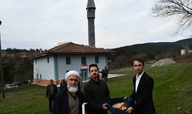 500 yıllık tarihi camide buluşan köylülerden geleneksel bayramlaşma töreni
