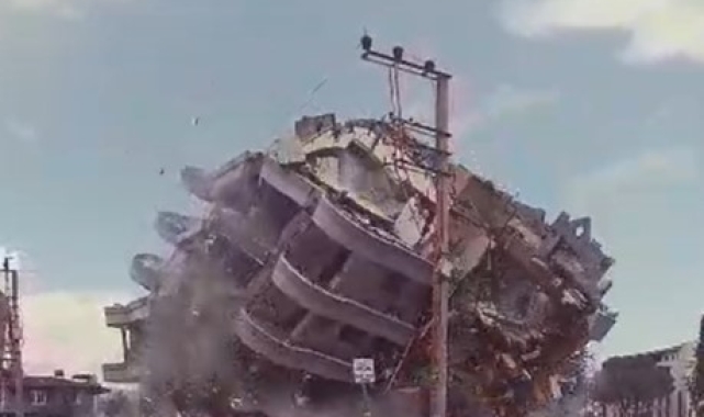 6 katlı bina iş makinesinin darbesiyle böyle yerle bir oldu