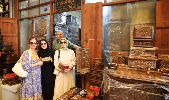 65 yıldır genç kızların çeyizlik sandıklarını yapıyor