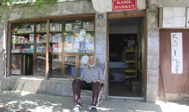 68 yıllık bakkalın 90 yaşındaki işletmecisi