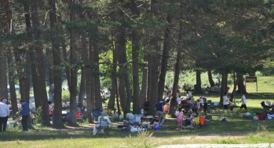 Abant Gölü Milli Parkı'nda bayram yoğunluğu
