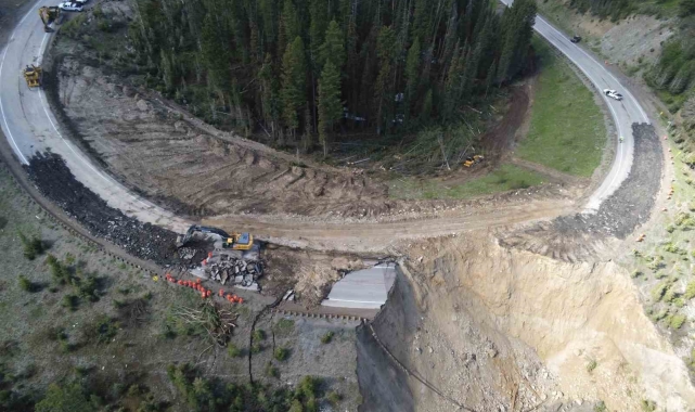 ABD'de dağ geçidinde yol çöktü