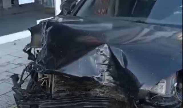 Acemi sürücü kaldırıma çıktı iş yerine girdi reklam panosunu devirdi