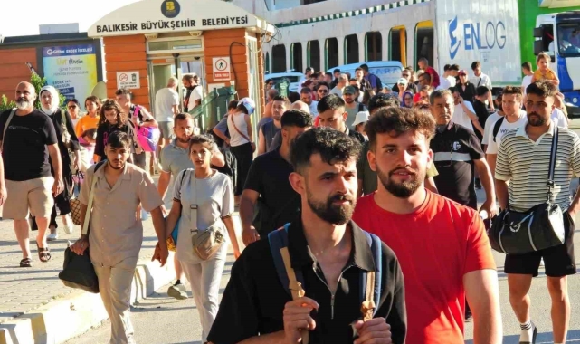 Adalardan dönen tatilciler trafiğe neden oldu