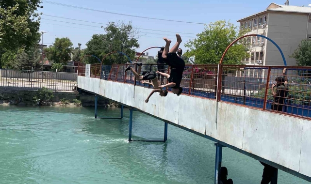 Adana'da çocukların kanaldaki tehlikeli serinliği