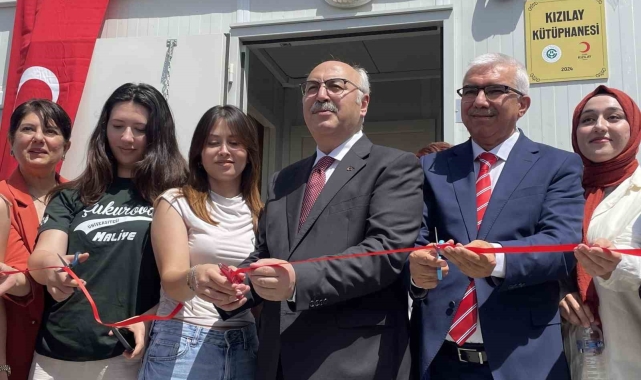 Adana'da konteyner kentte Kızılay kütüphane açtı