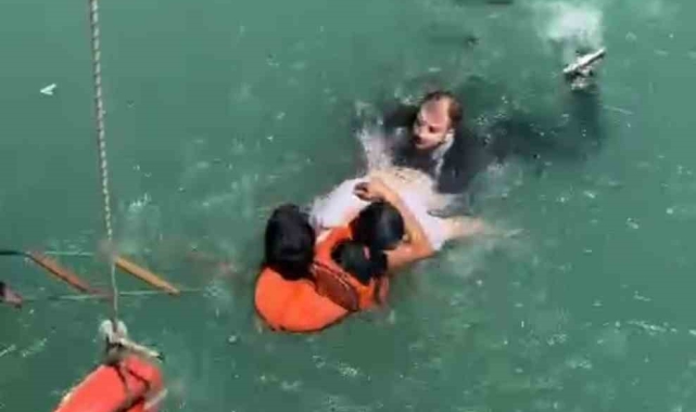 Adana'da polis vatandaş el ele can kurtardı