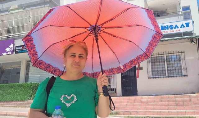 Adana'da şemsiye bu sefer sıcaktan korudu