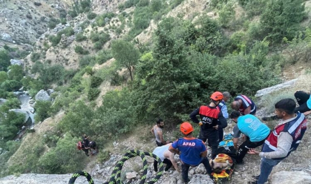 Adıyaman'da 200 metre yüksekliğindeki uçurumda nefes kesen kurtarma operasyonu