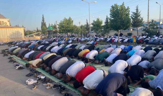 Adıyaman'da binlerce kişi bayram namazı için saf tuttu