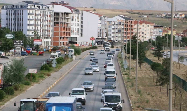Afyonkarahisar-Antalya karayolunda bayram trafiği başladı
