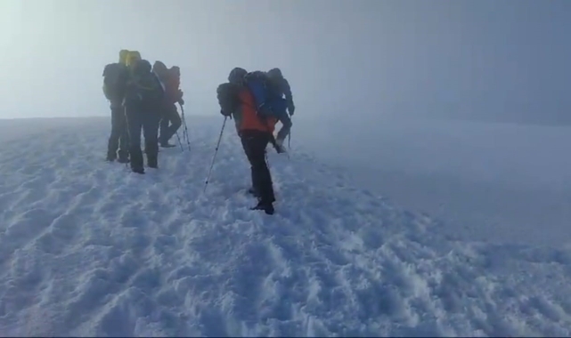 Ağrı Dağı'nda dağcılar kar ve fırtınaya rağmen zirveye ulaştı