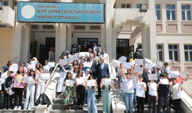 Ağrı'da öğrenciler karnelerini Vali Koç'tan aldı