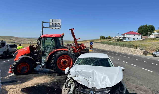 Ağrı'da yola atlayan traktör kazaya neden oldu