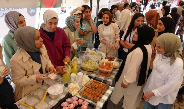Akademisyen ve öğrenciler Gazze yararına 'hayır çarşısı' kurdu