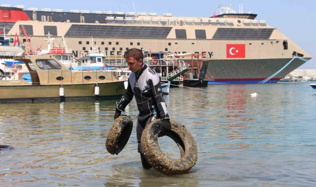 Akdeniz'den balık yerine kamp sandalyesi ve lastik çıktı