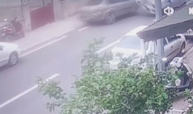 Akıl almaz kaza, park halindeki araca çarpan otomobil ters döndü o anlar kamerada
