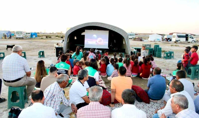Aksaray'da mevsimlik tarım işçilerinin çadırda sinema keyfi