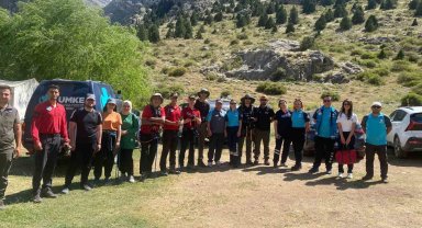 Aladağlar'da yönlerini kaybedip dik yamaçta mahsur kalan 4 kişiyi ekipler kurtardı