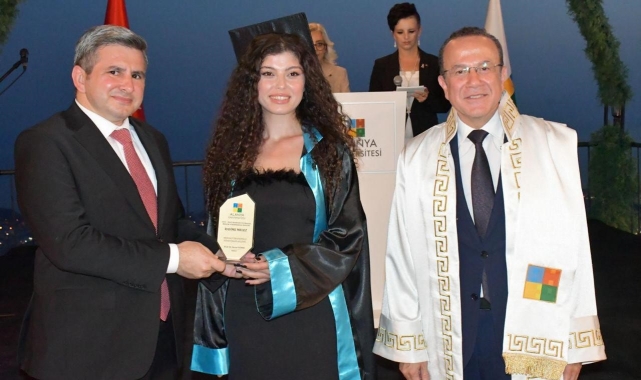 Alanya Üniversitesi'nde mezuniyet coşkusu
