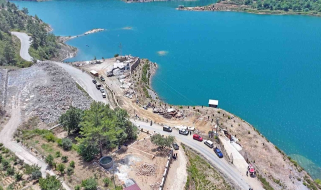 Alanya'da mutlak koruma alanındaki ruhsatsız 34 çardak ve betonarme inşaat yıkıldı