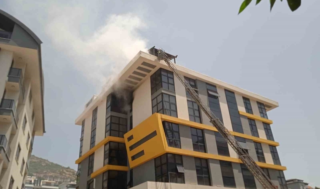 Alanya&#039;da plazada çıkan yangın itfaiye ekiplerince söndürüldü