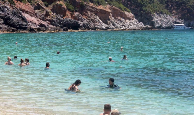 Alanya'da sıcak havanın keyfini dünyaca ünlü Damlataş Plajı'nda çıkardılar