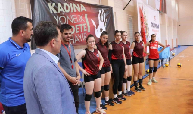 Ali İhsan Kabakcı voleybolculara forma hediye etti