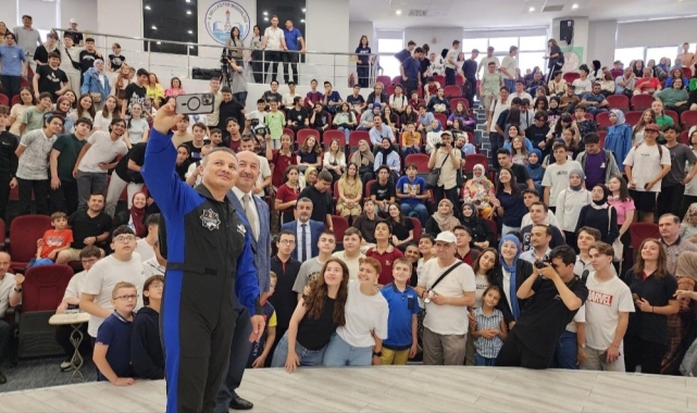 Alper Gezeravcı, Kütahya'da öğrencilerle buluştu