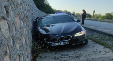 Amasya'da otomobil istinat duvarına çarptı, 1 kişi öldü, 4 kişi yaralandı