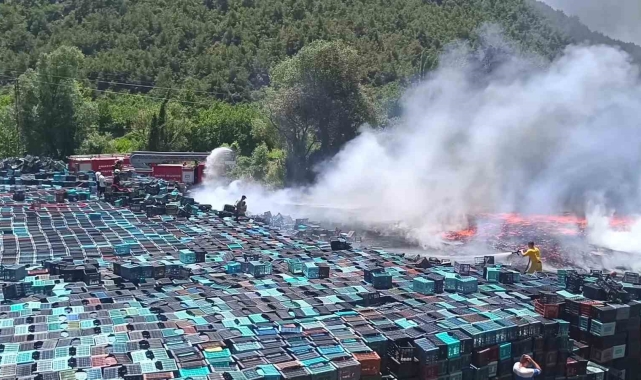 Amasya'da plastik kasalar yandı, dumanlar kilometrelerce öteden görüldü