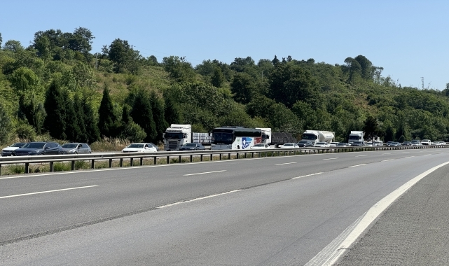 Anadolu Otoyolu'nun Bolu ve Düzce kesiminde tatil dönüşü hareketliliği sürüyor