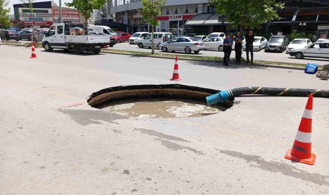 Ankara'da çöken yol sebebiyle 10 metrelik çukur oluştu