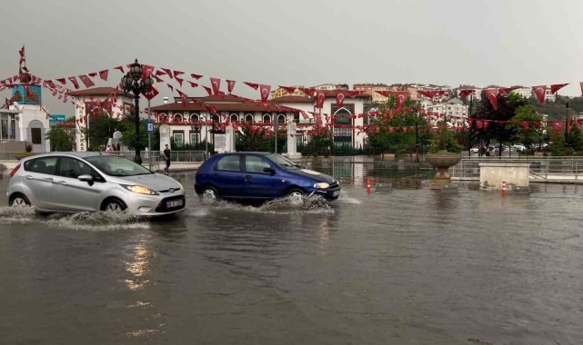 Ankara'da sağanak sonrası yollar göle döndü