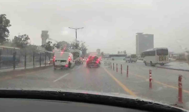 Ankara'nın birçok bölgesinde etkili sağanak yağmur ve dolu başladı