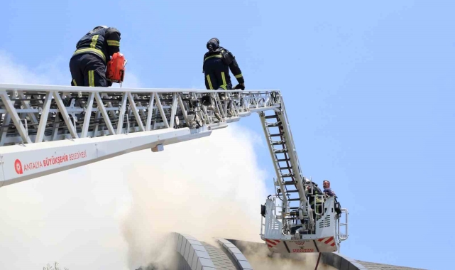 Antalya'da lüks tripleks villa yangını: Villa sakinleri sokağa döküldü