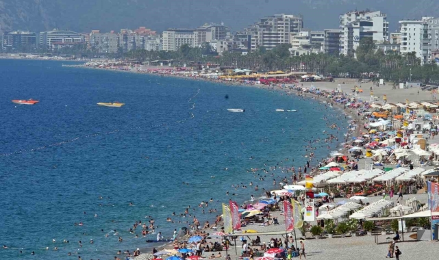 Antalya'da sahillerdeki yoğunluk iki katına çıktı