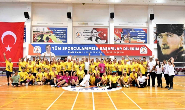 Antalya'da veteranlar badminton şenliği başladı