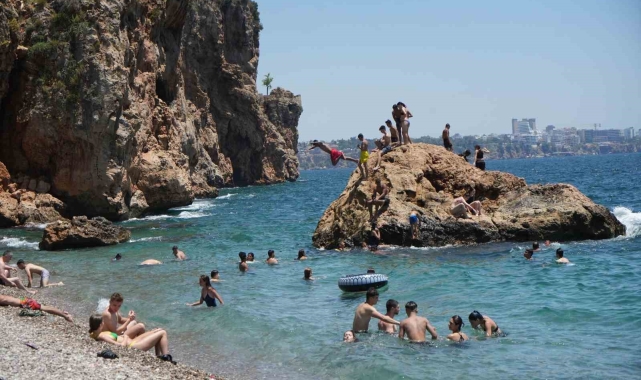 Antalya'da yüzde 90'a varan nem oranı bunalttı