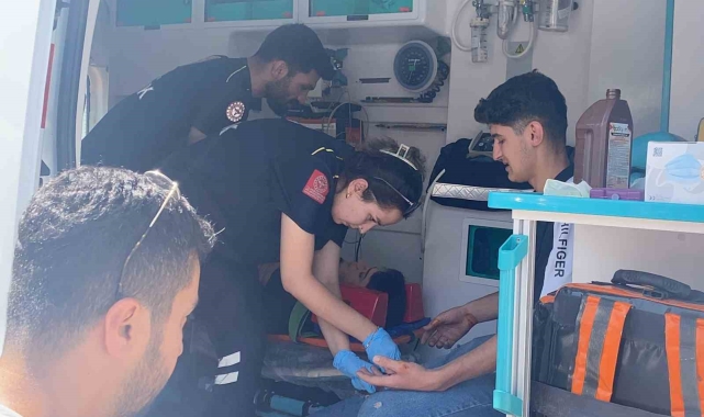 Araç ile motosikletlerin çarpışma anı kameralara yansıdı